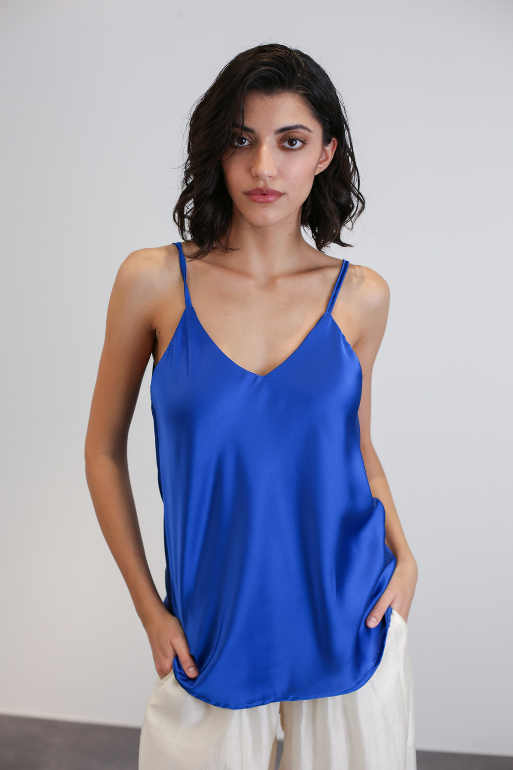 Γυναικεία ρούχα Bettina Stores - ΣΗΜΑΝΤΙΚΟ: Σε περίπτωση διαφοράς τιμής από το κατάστημα ισχύει παντα και μόνο η τιμή του καταστήματος Τοπ σατινέ με V