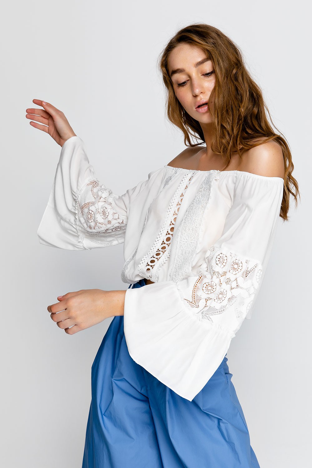 Cropped top με δαντέλα